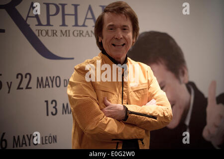 La ville de Mexico, Mexique. 12 mai, 2014. Chanteur espagnol Raphael pose au cours d'une conférence de presse pour annoncer sa prochaine tournée 'Mi Gran Noche' (Ma grande nuit) dans la ville de Mexico, capitale du Mexique, le 12 mai 2014. Credit : Alejandro Ayala/Xinhua/Alamy Live News Banque D'Images