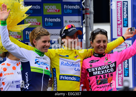 Les gagnants du tour de womans, 1ère Marianne Vos ,2ème Emma Johannsson et 3ème Rosella Rato célébrer,Bury St Edmunds UK,11/5/2014 Banque D'Images