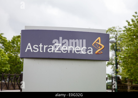 Une affiche à l'extérieur de l'Alderley Park site de la compagnie pharmaceutique AstraZeneca Banque D'Images