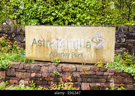 Une affiche à l'extérieur de l'Alderley Park site de la compagnie pharmaceutique AstraZeneca Banque D'Images