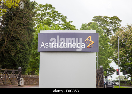 Une affiche à l'extérieur de l'Alderley Park site de la compagnie pharmaceutique AstraZeneca Banque D'Images