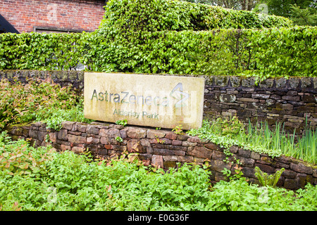 Une affiche à l'extérieur de l'Alderley Park site de la compagnie pharmaceutique AstraZeneca Banque D'Images