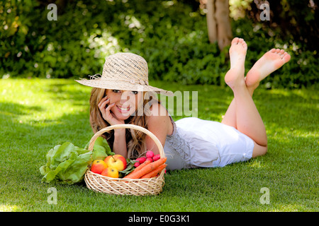Jeune femme avec des fruits et légumes dans le panier, junge Frau mit Obst und im Gemuese Korb Banque D'Images