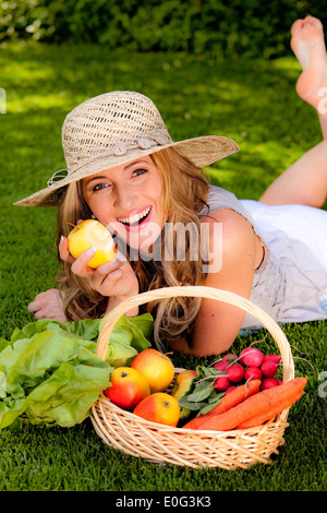 Fruits et légumes dans le panier avec femme, Obst und im Gemuese Korb mit Frau Banque D'Images