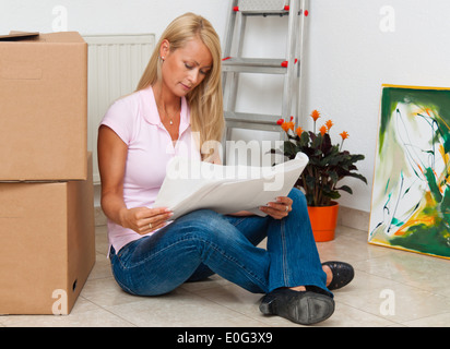 Femme avec le carton avec le déménagement dans le nouvel appartement., Frau mit Kartons 7 Hôtels à beim die neue Wohnung. Banque D'Images