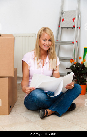 Femme avec le carton avec le déménagement dans le nouvel appartement., Frau mit Kartons 7 Hôtels à beim die neue Wohnung. Banque D'Images