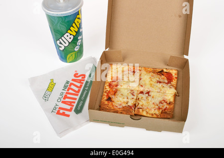 Flatizza pizza fromage métro avec soda et serviette dans boîte en carton à emporter ouvert sur fond blanc. USA Banque D'Images