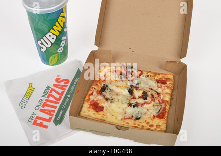 Subway restauration rapide pizza flatizza avec garniture de légumes carré en carton sortir fort sur fond blanc. USA Banque D'Images