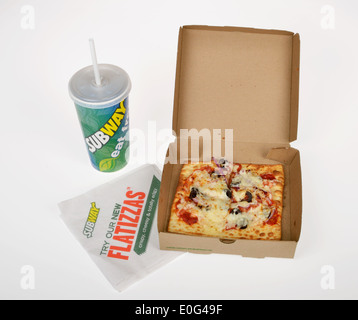 Subway restauration rapide pizza flatizza avec garniture de légumes carré en carton sortir fort sur fond blanc. USA Banque D'Images