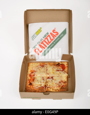Flatizza métro carré de fromage à pizza à emporter boîte en carton avec serviette sur fond blanc, USA. Banque D'Images