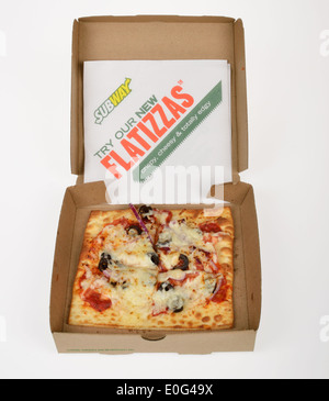 Subway restauration rapide pizza flatizza carré de fromage à la case d'emballage sur fond blanc, USA. Banque D'Images