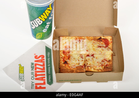 Subway restauration rapide pizza flatizza carré de fromage à la case emballage avec verre sur fond blanc, USA. Banque D'Images
