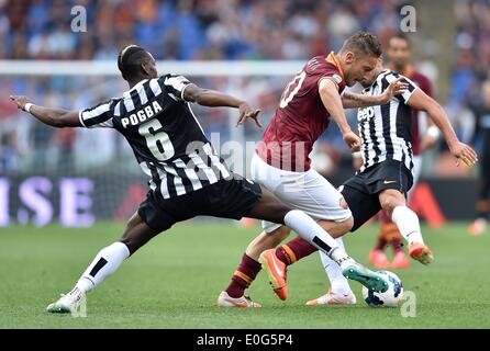 Rome, Italie. Le 11 mai, 2014. Serie A football. Dernier match de la saison. Que les Roms contre la Juventus. Paul Pogba (L) de la Juventus s'attaque à Francesco Totti de Roma : Action Crédit Plus Sport/Alamy Live News Banque D'Images