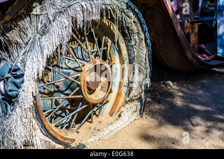 Près d'un pneu sur une voiture abandonnée. Le parc national Joshua Tree, California, United States. Banque D'Images