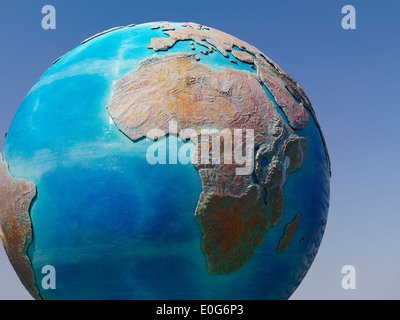 Earth globe sculpture plus de ciel bleu à Tokyo Disneysea Banque D'Images