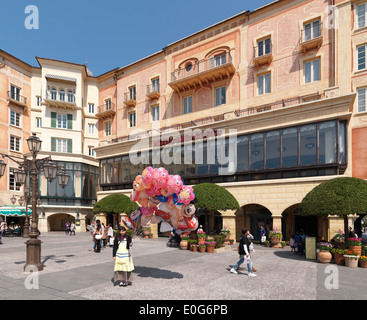 Dame avec ballons colorés à Tokyo Disneysea restort Disney theme park au Japon Banque D'Images