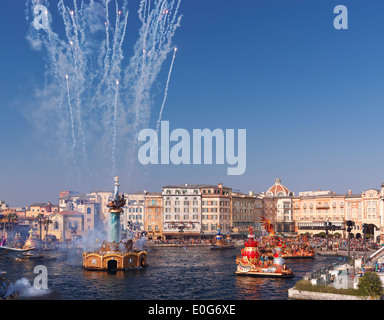 Les gens qui regardent un spectacle La Légende de Mythica avec feu d'artifice à Tokyo Disneysea parc à thème, panorama du port méditerranéen Banque D'Images