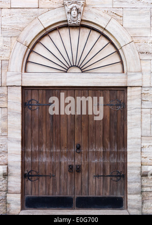 Vieille porte de bois de construction vénitienne, détail architectural texture Banque D'Images