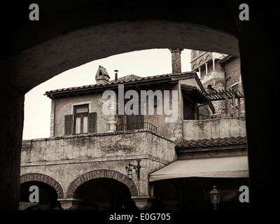 La photo artistique d'antique maison européenne sous une arche, détail architecture vénitienne, noir et blanc Sépia Banque D'Images