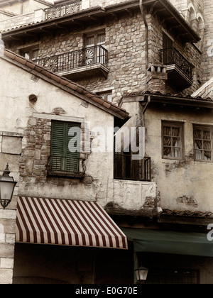 La photo artistique d'antiques maisons européennes, détail architecture vénitienne, noir et blanc, sépia Banque D'Images