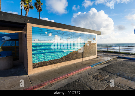 Fresque sur un mur d'une toilette publique à Tourmaline Surfez Park. San Diego, Californie, États-Unis. Banque D'Images