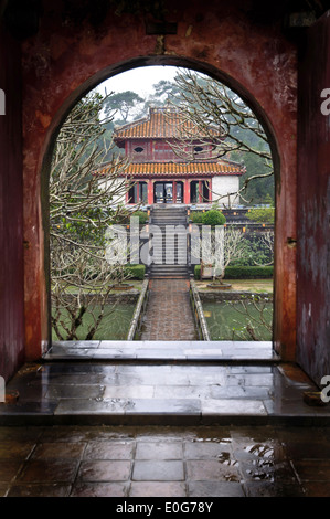 Porte et temple building au tombeau de Minh Mang, Vietnam Banque D'Images