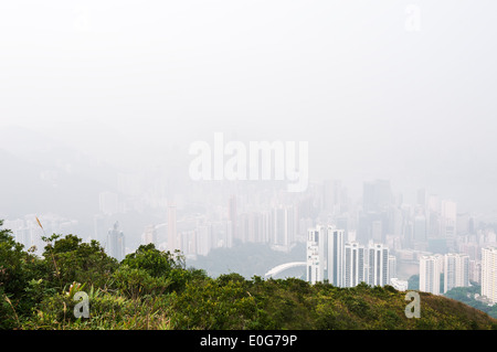 L'île de Hong Kong caché par la brume, vu depuis les hauteurs de Happy Valley Banque D'Images