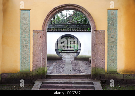 Archway arrondi chinois sur la Colline Beishan, Hangzhou, Chine Banque D'Images