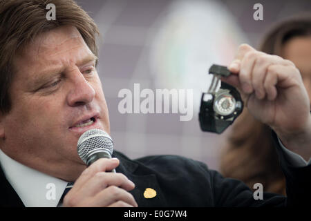 La ville de Mexico, Mexique. 12 mai, 2014. Entraîneur de l'équipe nationale de football du Mexique Miguel Herrera participe à une conférence de presse pour présenter l'édition commémorative spéciale montre de l'équipe nationale mexicaine, pour la prochaine Coupe du Monde de la FIFA, brésil 2014, dans la ville de Mexico, capitale du Mexique, le 12 mai 2014. © Pedro Mera/Xinhua/Alamy Live News Banque D'Images