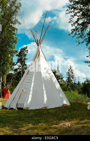 Un tipi (également tepee et tipi) est une tente conique, traditionnellement faites de peaux d'animaux, et de bâton contre le ciel bleu Banque D'Images