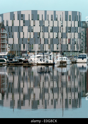 Bateaux et encore de l'eau reflets de Waterfront Building Suffolk University, Neptune Marina, Ipswich, Suffolk, Angleterre, RU Banque D'Images