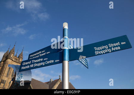 Les plaques de rue à des destinations différentes. Hounds Hill street Signs directionnel vers des destinations différentes, la zone de shopping, Blackpool, Lancashire, UK Banque D'Images