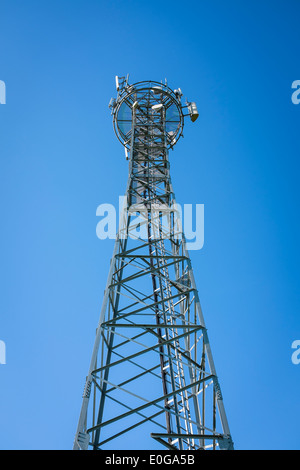 Metal tour GSM et ciel bleu dans une journée ensoleillée Banque D'Images