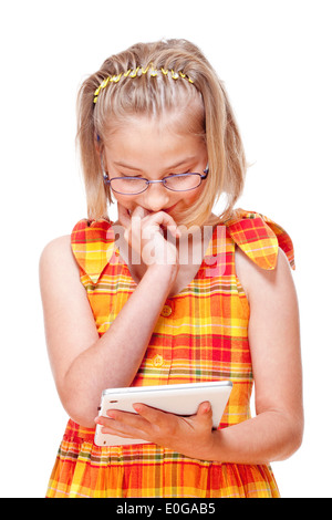 Portrait d'une petite fille avec des lunettes Holding Tablet - Isolated on White Banque D'Images