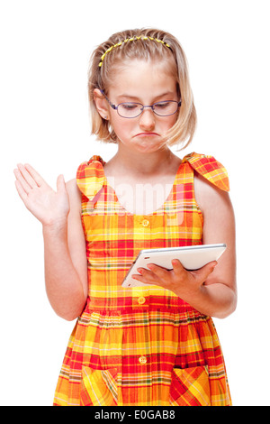 Portrait d'une petite fille avec des lunettes Holding Tablet - Isolated on White Banque D'Images