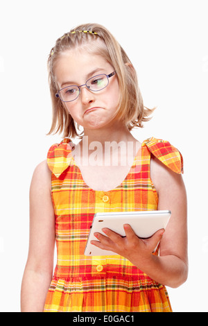 Portrait d'une petite fille avec des lunettes Holding Tablet - Isolated on White Banque D'Images