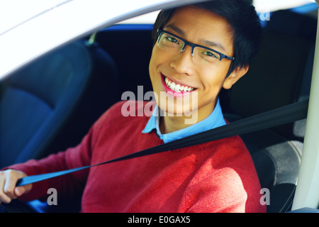 Young Asian man ceinture de fixation Banque D'Images