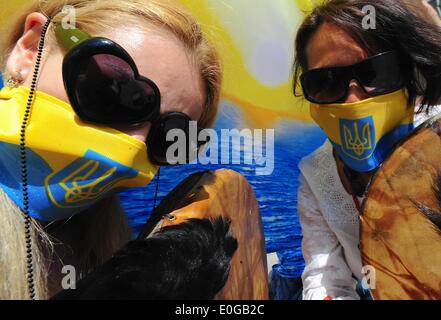 Kiev, Ukraine. 13 mai, 2014. Le groupe d'activiste ''Bon'' ont protesté devant le Parlement. Les membres disent que le drapeau de l'Ukraine, qui symbolise le ciel bleu sur le champ de blé jaune est maintenant divisé en couleurs de conflit. Ils veulent que le drapeau pour cesser d'être utilisé pour des motifs politiques et veulent que leur drapeau avec l'eau bleu et jaune soleil de ''guérir'' qui sera adopté pour la nation. (Crédit Image : Crédit : Gail Orenstein/ZUMA Press, Inc./Alamy Live News Banque D'Images