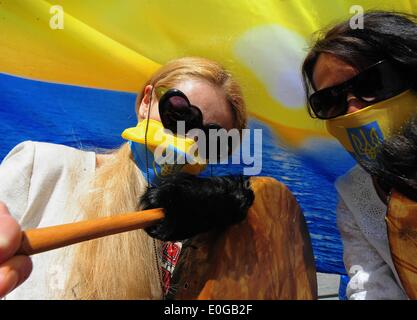 Kiev, Ukraine. 13 mai, 2014. Le groupe d'activiste ''Bon'' ont protesté devant le Parlement. Les membres disent que le drapeau de l'Ukraine, qui symbolise le ciel bleu sur le champ de blé jaune est maintenant divisé en couleurs de conflit. Ils veulent que le drapeau pour cesser d'être utilisé pour des motifs politiques et veulent que leur drapeau avec l'eau bleu et jaune soleil de ''guérir'' qui sera adopté pour la nation. (Crédit Image : Crédit : Gail Orenstein/ZUMA Press, Inc./Alamy Live News Banque D'Images