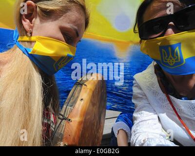 Kiev, Ukraine. 13 mai, 2014. Le groupe d'activiste ''Bon'' ont protesté devant le Parlement. Les membres disent que le drapeau de l'Ukraine, qui symbolise le ciel bleu sur le champ de blé jaune est maintenant divisé en couleurs de conflit. Ils veulent que le drapeau pour cesser d'être utilisé pour des motifs politiques et veulent que leur drapeau avec l'eau bleu et jaune soleil de ''guérir'' qui sera adopté pour la nation. (Crédit Image : Crédit : Gail Orenstein/ZUMA Press, Inc./Alamy Live News Banque D'Images