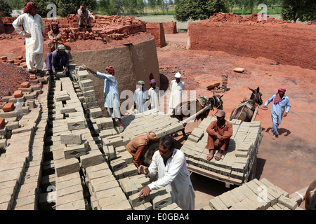 Empilage de briques dans les hommes une briqueterie d'une briqueterie, Lahore, Punjab, Pakistan, Asie Banque D'Images