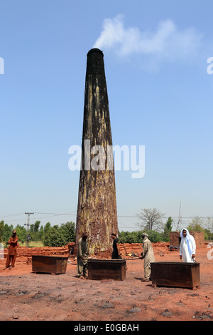 Four et fumeurs cheminée d'une usine de briques, Lahore, Punjab, Pakistan, Asie Banque D'Images