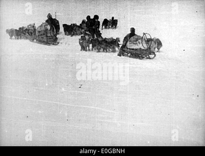 Une représentation liée au début d'une expédition, impliquant peut-être des personnages notables comme Roald Amundsen et l'exploration du pôle Sud. Banque D'Images