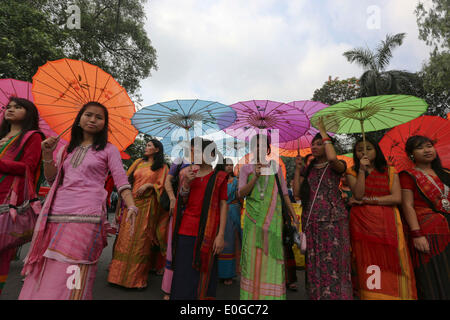 Dhaka, Bangladesh. 13 mai, 2014. Les dévots bouddhistes bangladais prendre part à un rassemblement pendant le Bouddha Purnima Festival à Dhaka, Bangladesh, le 13 mai 2014. Buddha Purnima, qui marque la naissance, l'illumination et décès de Bouddha est largement célébré chez les bouddhistes dans le pays à majorité musulmane. Shariful Islam Crédit :/Xinhua/Alamy Live News Banque D'Images