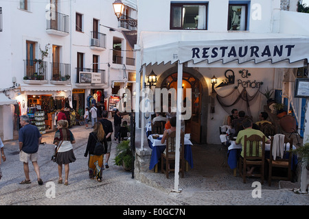 Restaurant dans la vieille ville, Peniscola, Costa del Azahar, Valencia, Espagne Banque D'Images