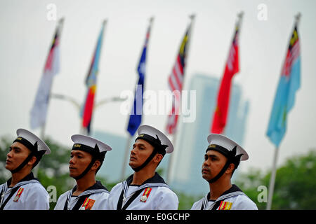 Kuala Lumpur, Malaisie. 12 mai, 2014. La Marine royale malaisienne garde d'honneur en direct, à l'administration centrale du ministère de la Défense à Kuala Lumpur, Malaisie, le lundi 12 mai 2014. Credit : Joshua Paul/NurPhoto ZUMAPRESS.com/Alamy/Live News Banque D'Images