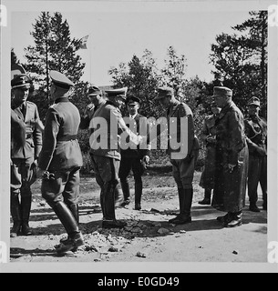 Cette image capture la visite au général Raithel pendant la seconde Guerre mondiale elle met en évidence le contexte militaire et politique de la Norvège occupée pendant la guerre. Banque D'Images