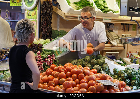 Kiosque de légumes, marché couvert Mercado Central, province de Valence, Valence, Espagne Banque D'Images