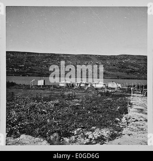 Une photographie représentant le voyage à Alta pendant la seconde Guerre mondiale, montrant le paysage et les mouvements militaires dans la région. L'image capture des aspects clés de l'environnement, tels que le terrain enneigé, les arbres et la présence de personnel militaire, reflétant probablement l'occupation et les voyages en Europe du Nord pendant la guerre. Banque D'Images