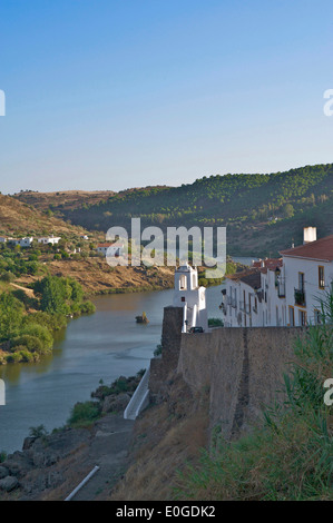 Maisons au-dessus de Rio Guadiana, Mertola, Alentejo, au nord de l'Algarve, Portugal, Europe Banque D'Images